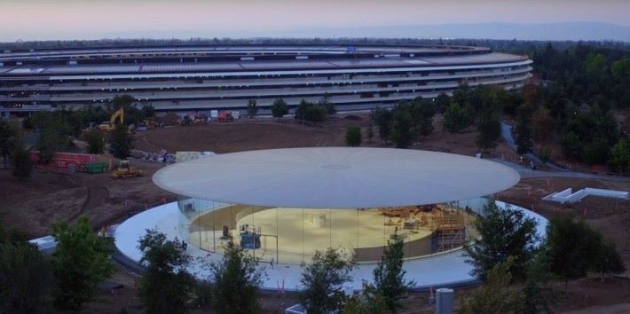 這次是首次在這座新落成的 Steve Jobs Theater 發表 iPhone，正好見證 iPhone 的十年輝煌歷史。