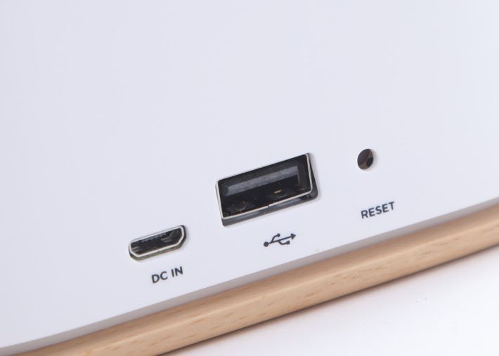 裝置背後設有 microUSB 插頭的 DC IN、暫時未用得著的 USB 和重置鍵。