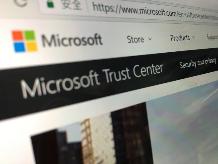 微軟透過 Microsoft Trust Center 跟客戶連繫，向客戶發放最新的安全資訊，讓客戶更了解市場發展。