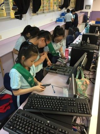 VEX IQ 機械人現在是陳耀星小學的常規課程，六年級上學期會組裝砌機械人，下學期撰寫程式。