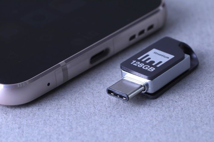 USB Type-C介面，適合近年Android手機進行 大量檔案抄寫之用。
