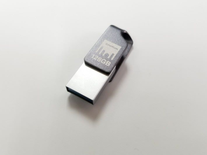 另一端插頭使用了USB 3.1 介面，在PC上抄寫大容量檔 案就可更快速。