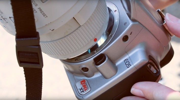 攝影師使用一支 400mm 遠攝鏡向著太陽直接拍攝，影片錄低了 Canon EOS 350D 的內部被燒熔的過程。