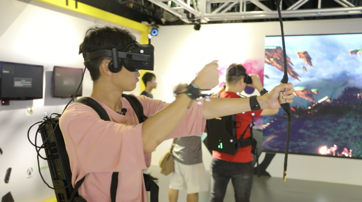 ZOTAC 攤位內有 VR 背包供參觀者試玩遊戲