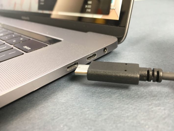 新款筆電紛紛加入 USB 3.1 Gen2 Type-C 接頭，可以用作高速傳輸。