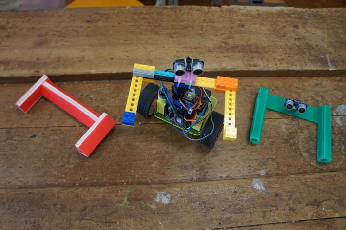 摩打垂直設置是一個全新設計，並加入 Servo 作手臂。劉老師提醒使用物料，可以就地取材，毋須必定是亞加力膠， Lego 、立體打印等均可。