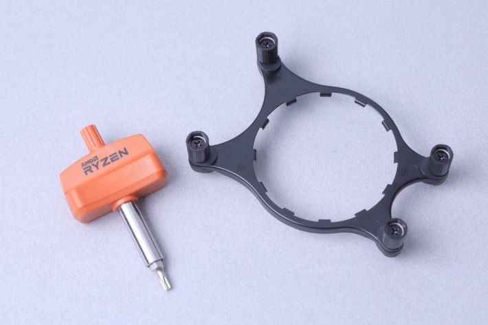 附帶 Socket TR4 專用的水冷扣具， 橙色的則是 Socket 固定螺絲專用的星批把手。