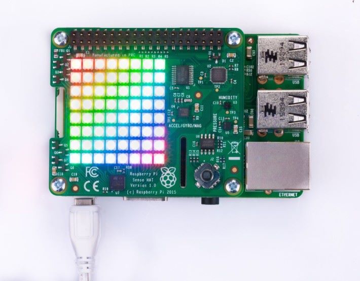 Sense HAT 是一款多功感測器擴展板，內置溫度、濕度、壓力、陀螺儀及 8×8 RGB LED。