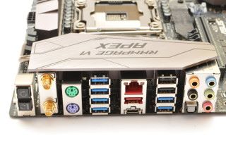 背板提供多個 USB，當中設 USB 3.1 Gen2 連接，並備有 Type-A 及 Type-C 介面。