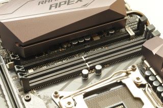 上方的 ROG DIMM.2 貌似記憶體插槽。