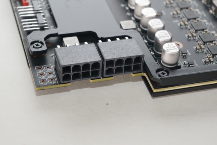需要兩組 8-pin PCI-E 供電。
