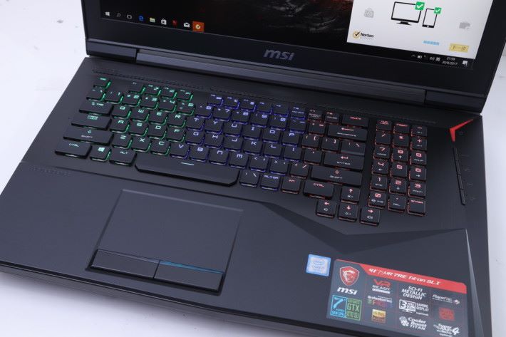 全彩背光鍵盤色彩亮麗，手 枕位置及開機按鍵亦加入菱 角設計。