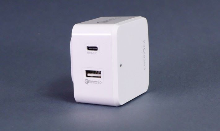 支援 QC3.0 及 PD 充電技術，能提供 29W 輸出為 MacBook 進行充電。
