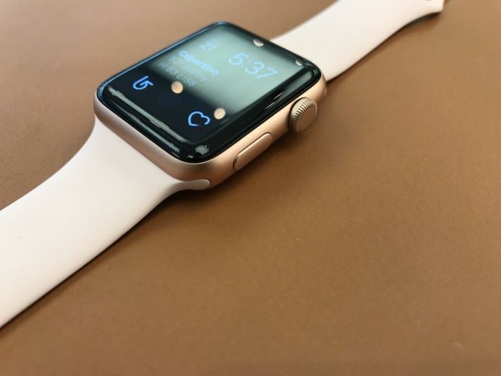 香港版 Apple Watch Series 3 無Cellular 版，因此錶冠並無紅點，只看外觀難以辨認是否新一代。