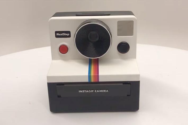 結合寶麗來 SX-70 、Raspberry Pi 3 、Raspberry Pi Zero W 及 3D 打印組件製作出的 Instagif Camera。