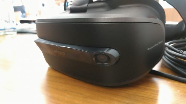 眼罩前方設有感應器，可以配合特別的控制器使用，用戶可以此於虛擬世界中進行互動。