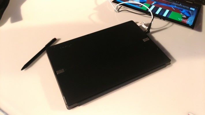 Miix 520 配備可拆式鍵盤封套，機背支撐架也能完全收起，所以一直被用戶視為 Surface 的競爭對手。