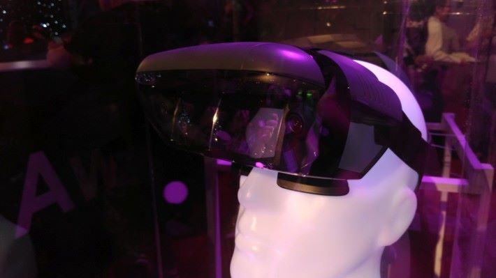 Lenovo Mirage AR 頭戴裝置可以像《星球大戰》內天行者使用的訓練儀器，鏡片內設有兩組鏡頭感應玩家的動作。