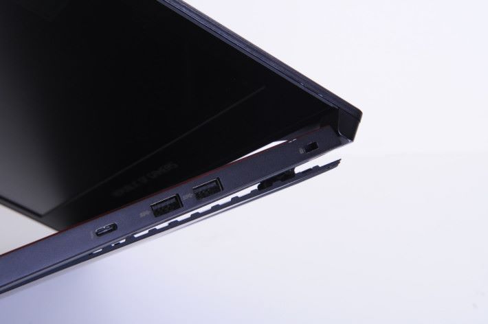 Notebook 底下的機殼是運用槓桿原理推出來。