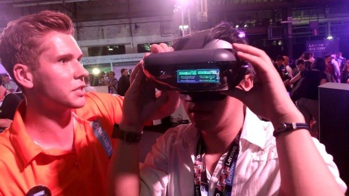 平日遊玩的 VR 裝置，手機會把玩家的視線遮擋，Lenovo Mirage AR 就以投影方式，將虛擬影像與現實進行結合。