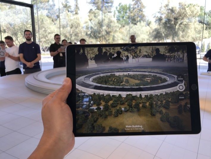 用 iPad 的鏡頭影著 3D 地形便能看到 Apple Park 的情況，甚至可「揭」起車場看內裡情況。