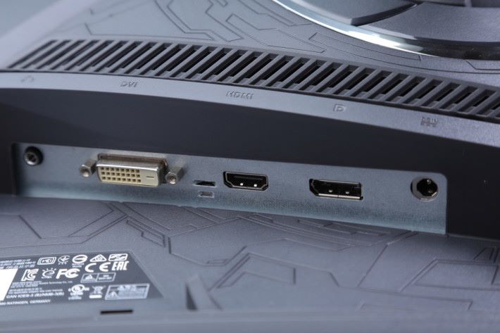 端子方面比較簡單，只有 DVI、HDMI 及 Display Port 各一組，玩家可連接電腦外加遊戲主機。
