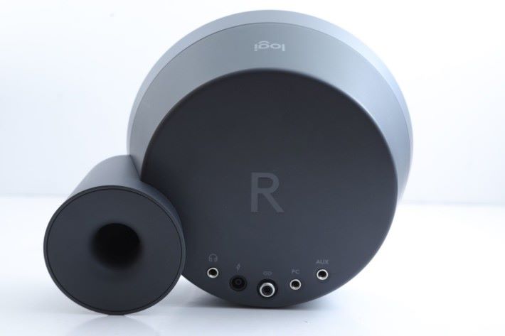 「出氣孔」，用於當喇叭播放低音而產生震動時，幫助喇叭「抖氣」