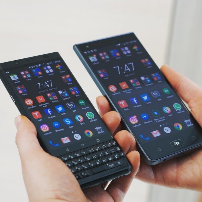 Motion (右) 和 BlackBerry Key (左) 的比較。