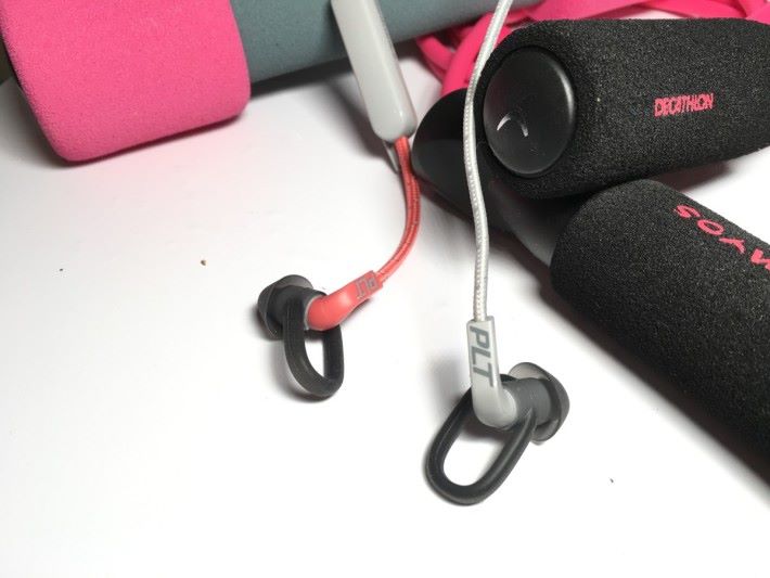 粉紅色的 BackBeat FIT 305 耳機