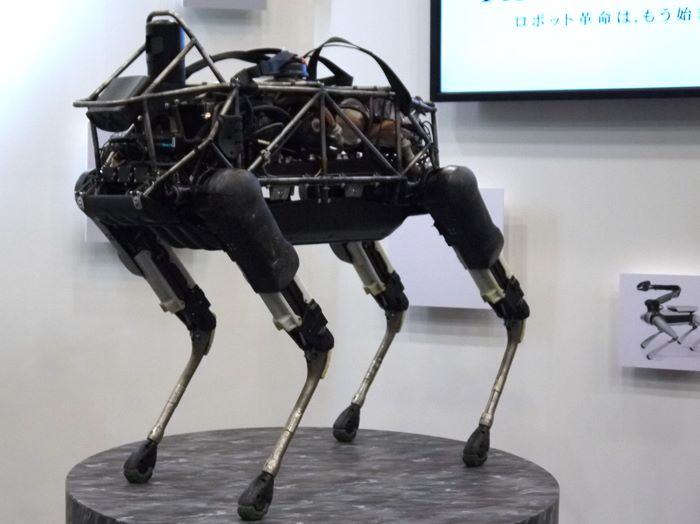 Boston Dynamics 同時展出軍用版的 Spot