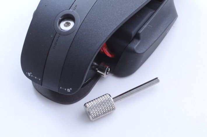 若果不滿意滑鼠的握感，可以利用附送的六角匙調整外殼角度。