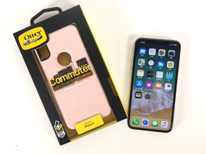 iPhone X 只得銀色和太空灰兩種顏色，可能不合女孩子的喜好，現在配個粉紅色的保護殻就可以改變風格了。