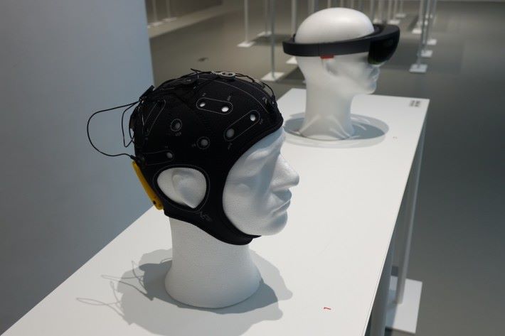 在醫療用途上，獲獎的腦部監測頭盔，能幫助醫護人員了解患者的腦部。