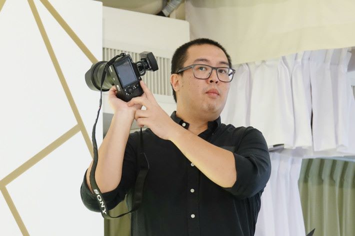 著名婚禮攝影師 Dennis Mok 於「新人」進場時以 A7R III 進行拍攝，並作簡單講解。 
