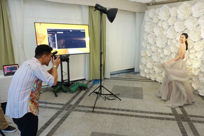 Photobyben 創辦人 Ben Tang 親身為大家示範如何使用 A7R III 在影樓內進行拍攝。