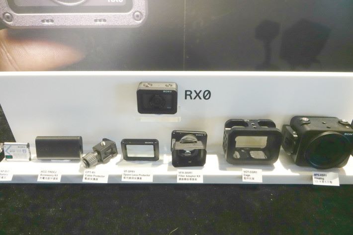 Sony 為 RX0 推出了各種配件，其中更有 100 m 潛水殼。