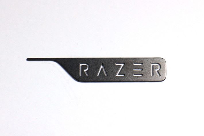 附送的退卡針也印有 Razer 字樣。