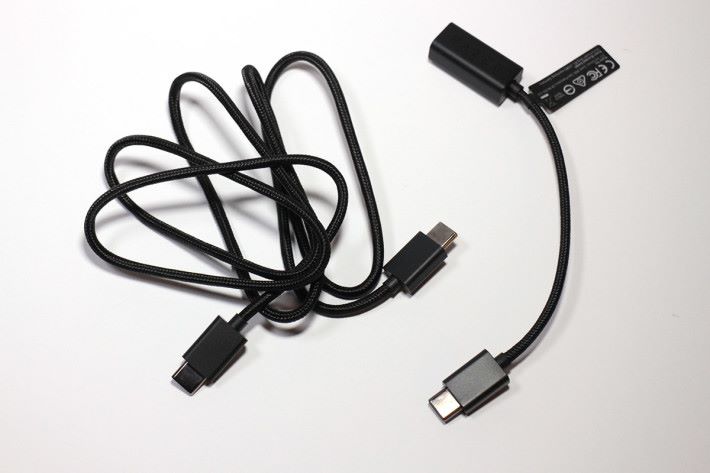附送 USB-C 傳輸/充電線、 USB-C 轉 3.5mm 插頭。