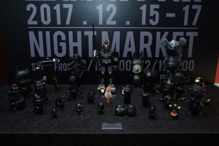Night Market 將會以主打一系列黑色為主調的限量版玩具。