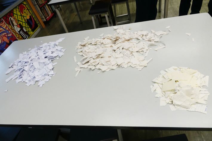 不同的紙究竟有甚麼效果？圖中的用料又可製作多少紙呢？同學們當日就有再做紙的親身體驗。