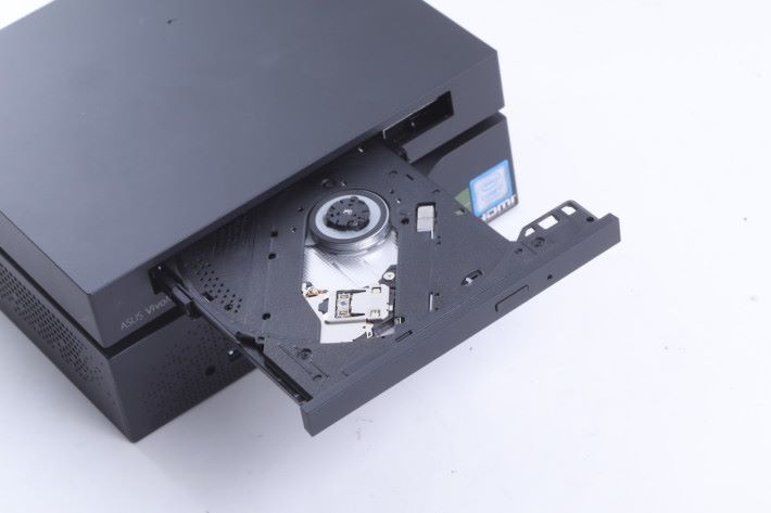 VivoMini VC66 的機頂可選配 DVD/RW 光碟機，如果能改用 Blu-ray Combo的話相信會更吸引。