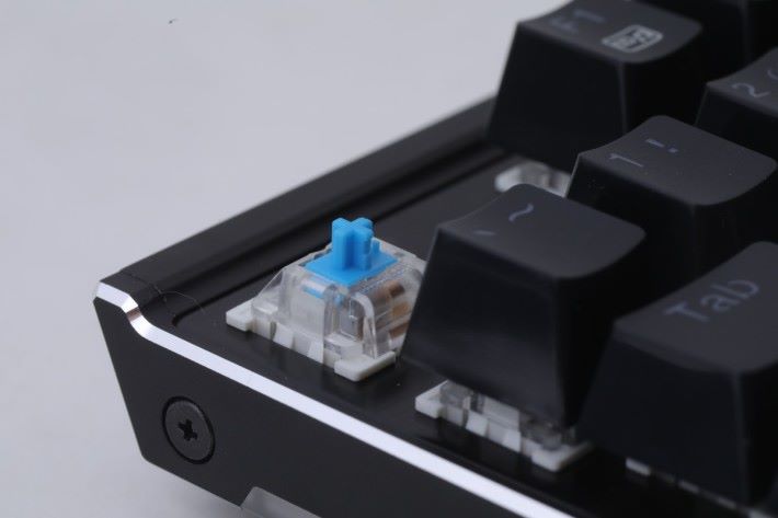 兩款鍵盤為青軸鍵盤，用家可以按喜好自行更換其他軸。