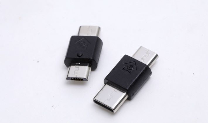 提供 Micro USB 及 USB Type-C 轉接頭。