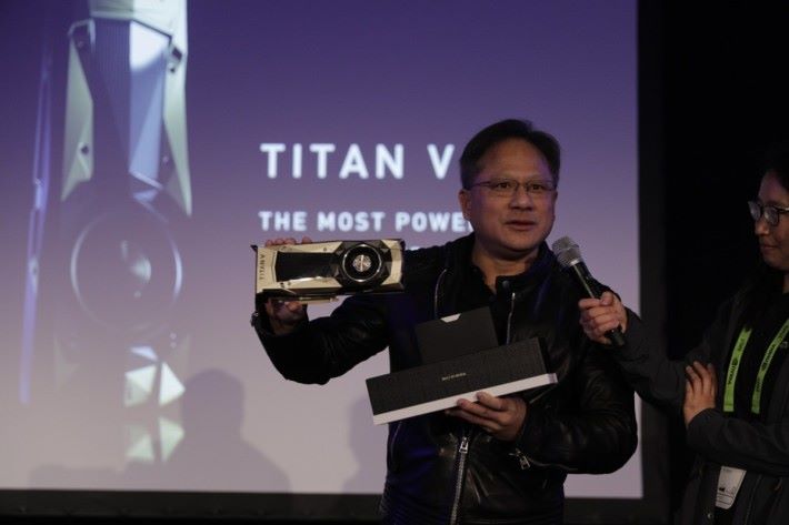 NVIDIA CEO 黃仁勳 在 NIPS 2017 發表 TITAN V 顯示卡。Source：Wccftech