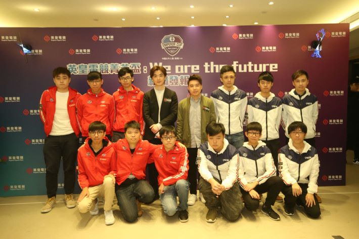香港代表隊總教練 Toyz（後排右四）與英皇娛樂藝人洪卓立（後排右五）及《英皇電競菁英盃2017: 皇者之路》決賽兩強戰隊No Fancy（紅色戰衣）及Team Orion（白色戰衣）大合照。