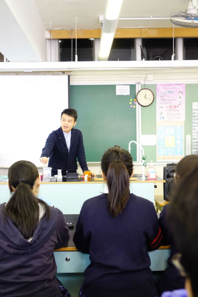 基督教女青年會丘佐榮中學老師林萬義正講解生物科技實驗。