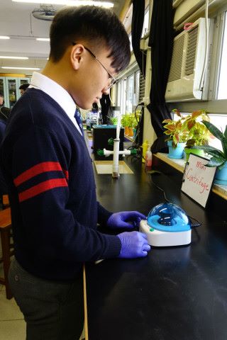 對於生物科技實驗，學生劉烜瑋表示實驗能令學習更具體，也更有趣。