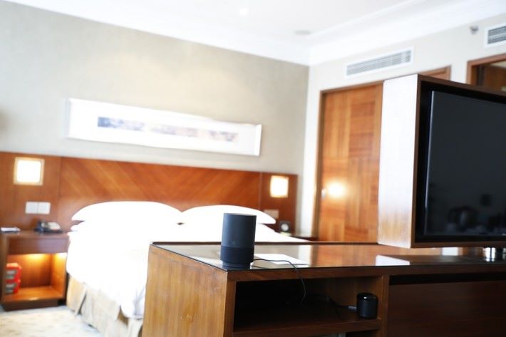 阿里巴巴與旺旺集團旗下神旺大酒店進行合作，在部份房間中添置了天貓精靈X1
