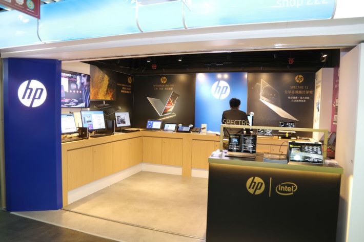 這間 HP 專門店新開張只約兩星期，主要售賣商務系列及高階路線的 Notebook 和迷你電腦等，亦有一些獨家發售的型號。此店可為企業客戶提供專業的技術支援，亦可幫忙訂造特定規格的 Server （伺服器）和 Workstation （工作站）。