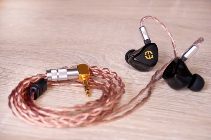 Empire Ears EP Series、X Series 耳機外相同，分別在於 Logo 用上金或銀色作辨認。